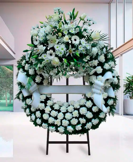 Corona Funeraria de claveles blancos para Tanatorio Sol de Portocarrero